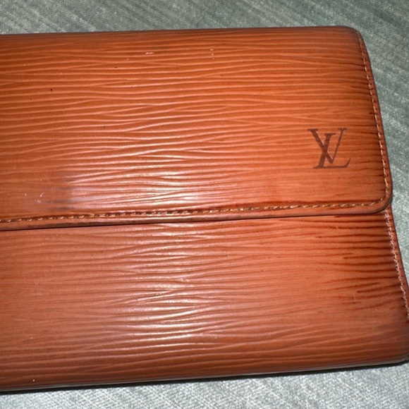 Louis Vuitton Epi Leather long wallet with the LV Box - cognac w/ snap closure - Picture 6 of 13
